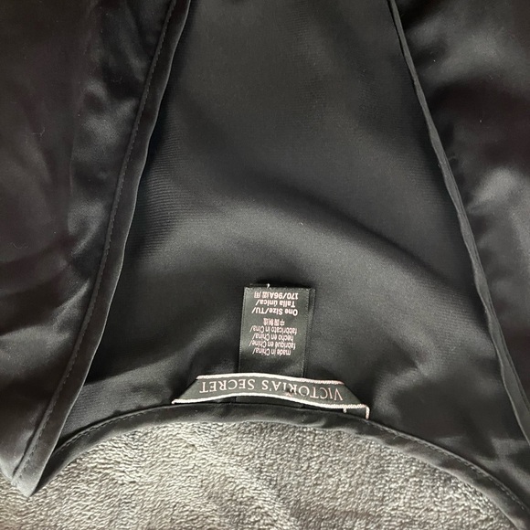 VS Robe - Picture 6 of 6